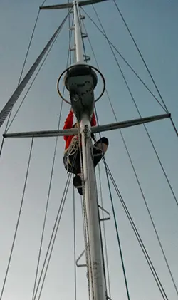 Detailopname van de montage van een aluminium masttreeplank
