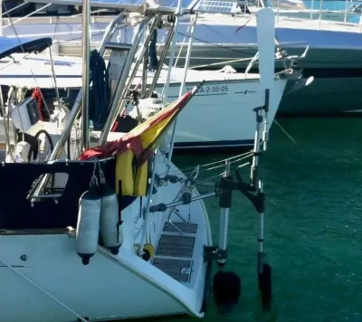 Auxiliary rudder system mounted on a sailboat transom