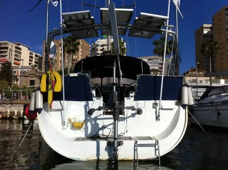 Sailboat perfectly trimmed and balanced for windvane self-steering